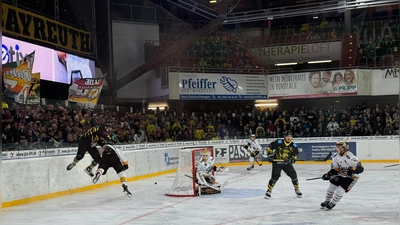 Zeitweise hoch her ging es vor 1.436 Zuschauern zwischen den onesto Tigers Bayreuth und dem EV Füssen. (Foto: sd)