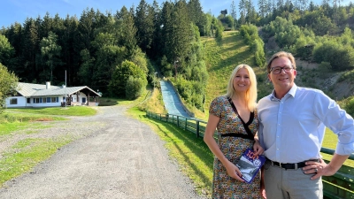 Bei hochsommerlichen Temperaturen besuchten die Abgeordneten MdL Franc Dierl und MdB Dr. Silke Launert die Skisprungschanze in Warmensteinach. (Foto: red )