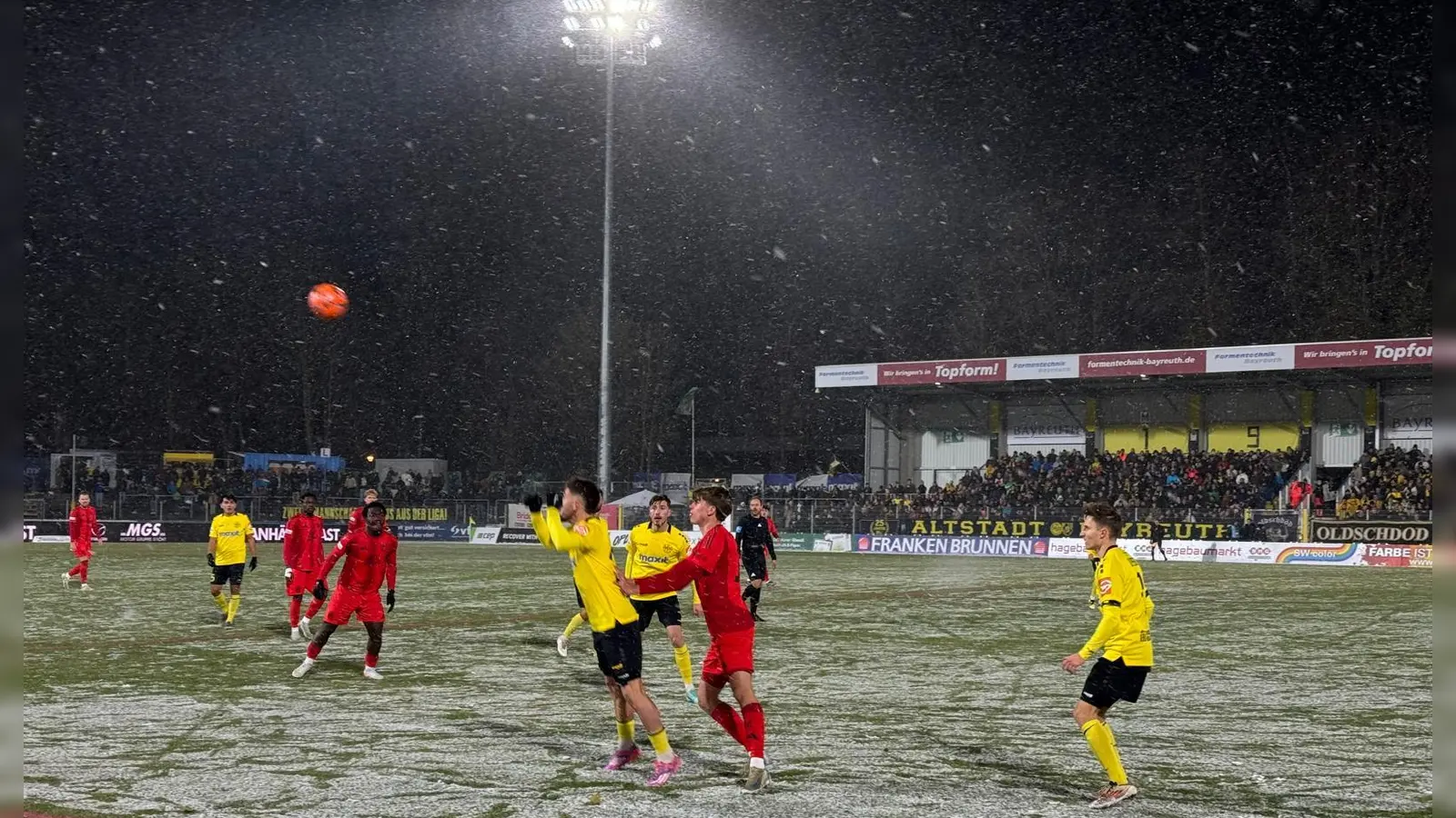 Auf schwierigem Untergrund hart umkämpft war die Partie der Altstadt gegen die U21 der Bayern. (Foto: sd)