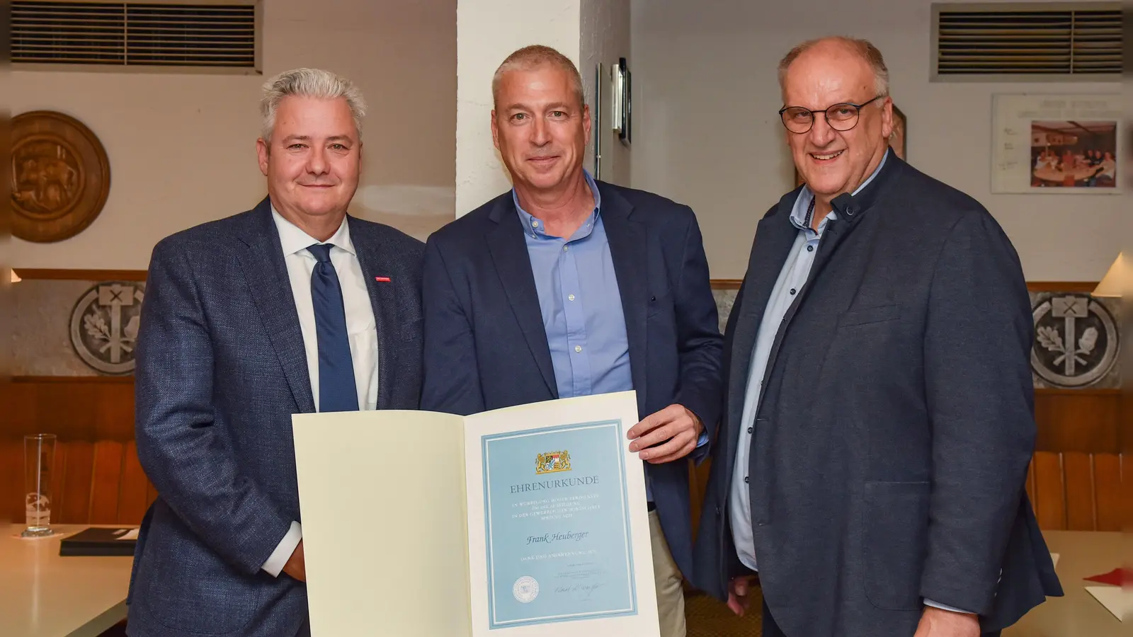 Frank Heuberger zusammen mit HWK-Präsident Matthias Graßmann (links) und HWK-Hauptgeschäftsführer Reinhard Bauer (rechts). (Foto: sd)