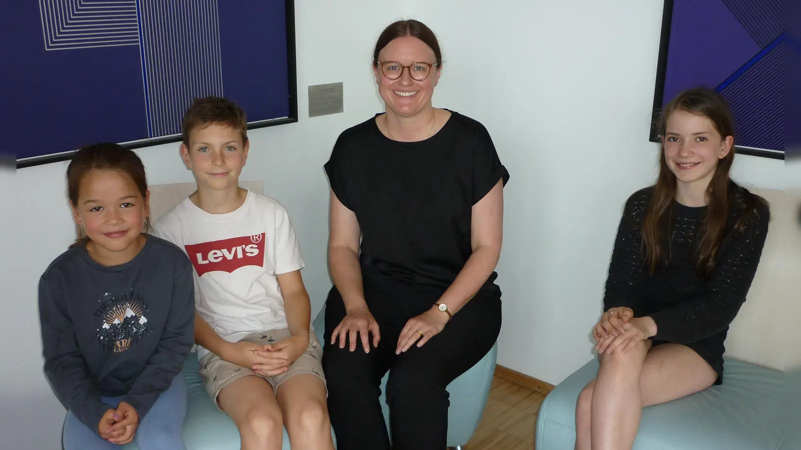 Die Kinderreporter stellten der Professorin vorab Fragen: V.l. Isabella, Leo, Prof. Dr. Rebecca Preller und Morgan.  (Foto: red )