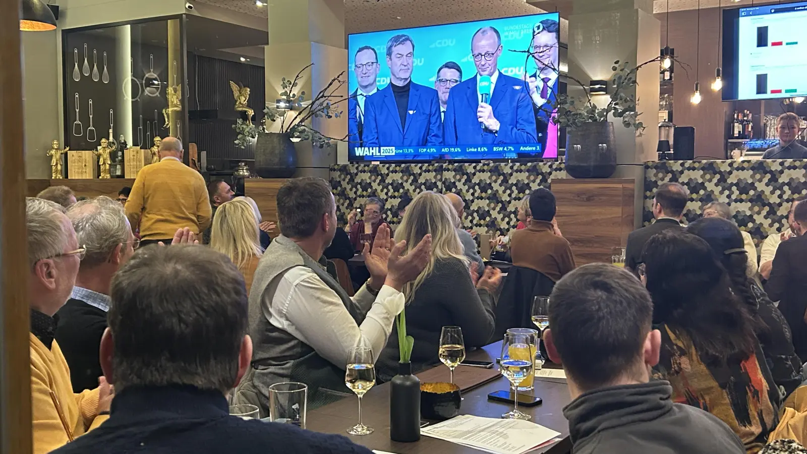 Gute Stimmung bei der Wahlparty von Dr. Silke Launert im Engin’s Ponte. Doch nicht in allen Bayreuther Wahllokalen war die CSU stärkste Kraft. (Foto: gmu)