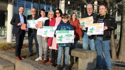 Landrat Florian Wiedemann, Gerhard Seibold, Christian Bittner (Abfallberater, Landratsamt Bayreuth), Janet Schönknecht (Fachliche Leitung des Fachbereichs Abfallwirtschaft, Landratsamt Bayreuth), Tatjana Pfeffer, Andrea Kläning-Wiesmeth mit Sohn Hannes, Norbert Hirschmann, Florian Raum. (Foto: red )