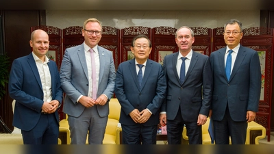 V.l.: MdL Tim Pargent, MdL Benjamin Miskowitsch, Wan Gang (Präsident der China Association for Science and Technology), StMin Hubert Aiwanger, Yang Tao (Vizepräsident des Chinese People’s Institute of Foreign Affairs).  (Foto: StMWi, E. Neureuther)