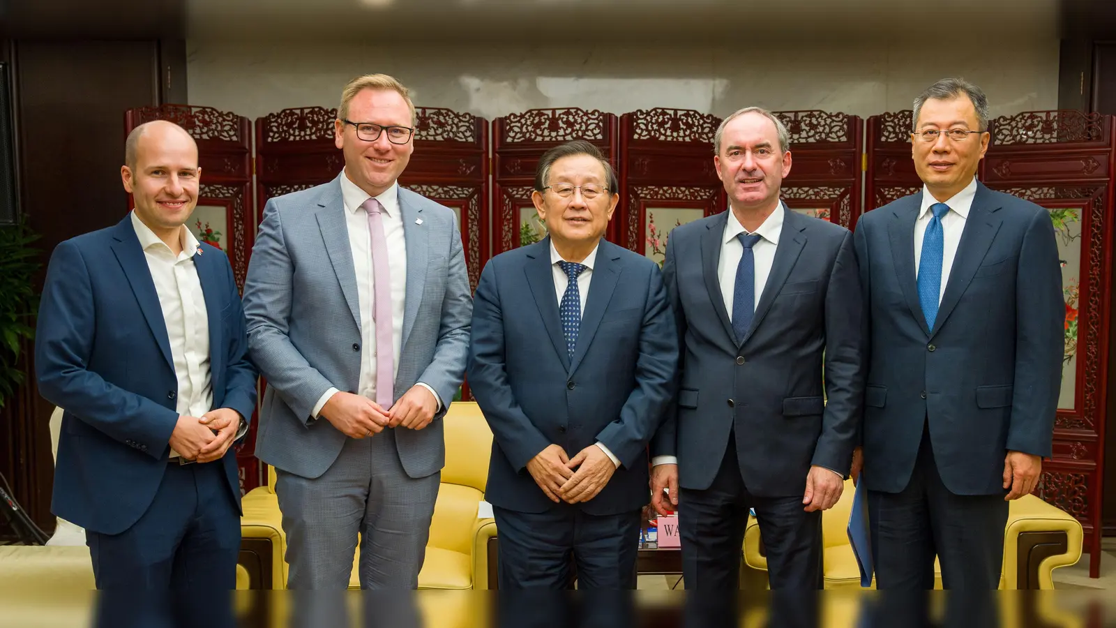 V.l.: MdL Tim Pargent, MdL Benjamin Miskowitsch, Wan Gang (Präsident der China Association for Science and Technology), StMin Hubert Aiwanger, Yang Tao (Vizepräsident des Chinese People’s Institute of Foreign Affairs).  (Foto: StMWi, E. Neureuther)