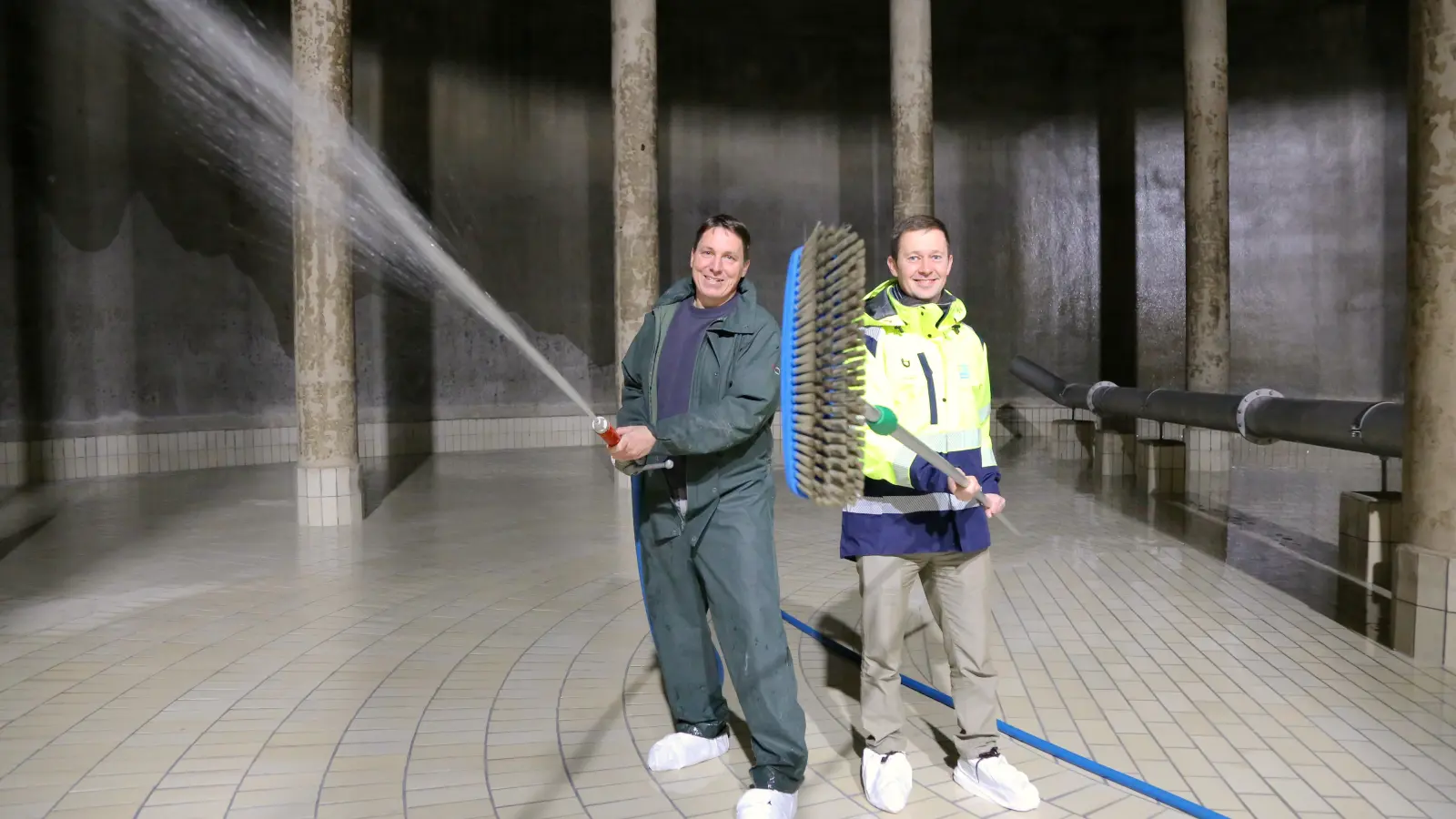 V.l.: Bernd Pöhlmann (Wassermeister bei den Stadtwerken Bayreuth) und Markus Rützel (Geschäftsführer der Stadtwerke Bayreuth) (Foto: Stadtwerke Bayreuth)