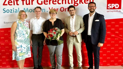 Mit überwältigender Mehrheit wurde die Bayreuther Bundestagsabgeordnete und Parlamentarische Staatssekretärin Anette Kramme (Mitte) erneut zur Direktkandidatin der SPD für den Wahlkreis 236 gewählt.  (Foto: red )