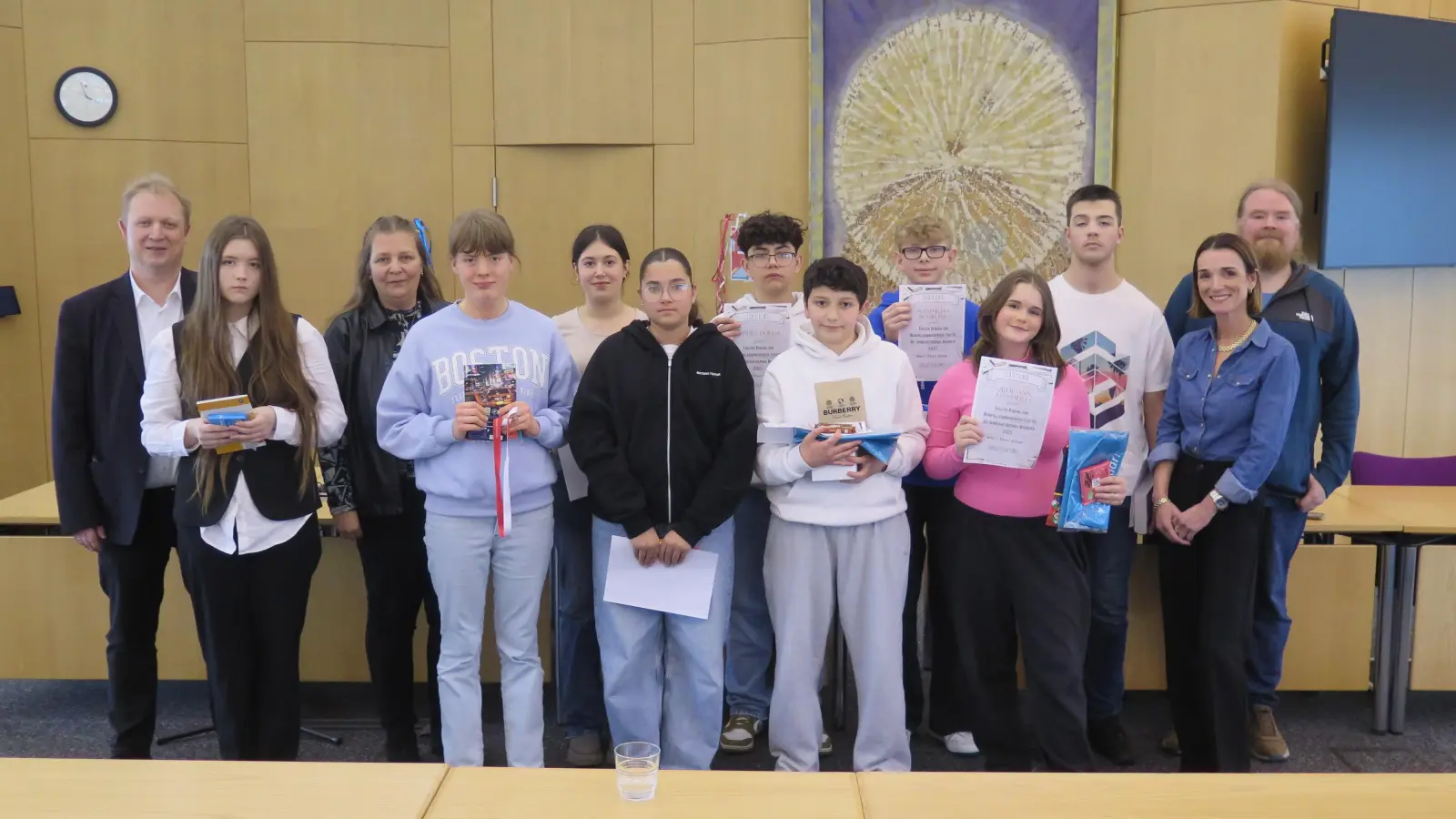 Die Schulsiegerinnen und Schulsieger traten im Bayreuther Landratsamt an, um sich für die finale Runde des Englisch-Lesewettbewerbs auf Bezirksebene zu qualifizieren. Letztlich setzten sich Julie-Ann Hammoud (4. von rechts/1. Platz) und Maximilian Schling (5. von rechts/2. Platz) durch. (Foto: red )