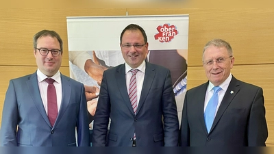 V.l.: Florian Luderschmid (Vorsitzender Oberfranken Offensiv), Finanz- und Heimatstaatssekretär Martin Schöffel und Bezirkspräsident Henry Schramm (Vorsitzender Oberfranken Offensiv)  (Foto: Vanessa Weiskopf)