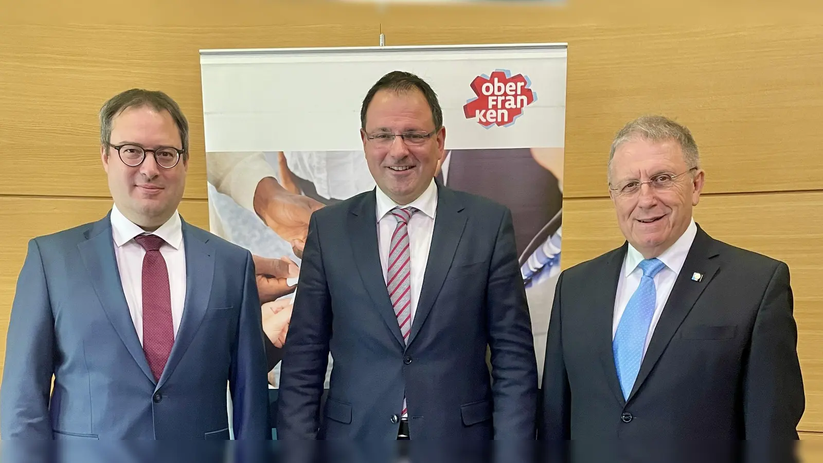 V.l.: Florian Luderschmid (Vorsitzender Oberfranken Offensiv), Finanz- und Heimatstaatssekretär Martin Schöffel und Bezirkspräsident Henry Schramm (Vorsitzender Oberfranken Offensiv)  (Foto: Vanessa Weiskopf)