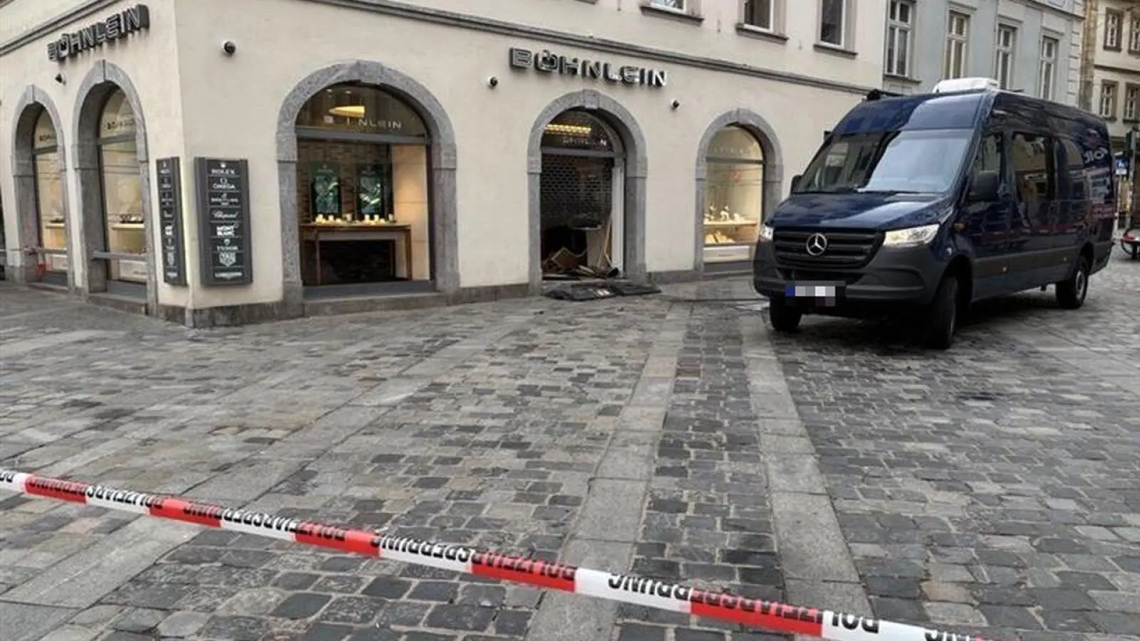 Bereits zum dritten Mal weniger Jahre das Ziel von Räubern: Das Juweliergeschäft Böhnlein am Grünen Markt in Bamberg.  (Foto: News 5)