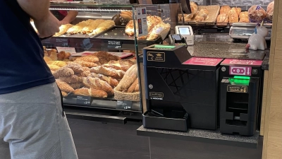 Bezahlautomat beim Bäcker: man sollte immer in beide Wechselgeldschalen gucken. Eine ist für Hartgeld, eine für Banknoten.  (Foto: Horst Mayer)