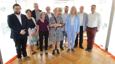 Eröffnung der Ausstellung durch Vereinsgeschäftsführer Norbert Hübsch (5. v.l.), Dr. Stefanie Berg (3. v.r.) und Vorsitzenden Wilhelm Wenning (2. v.r.). 	 (Foto: gmu)