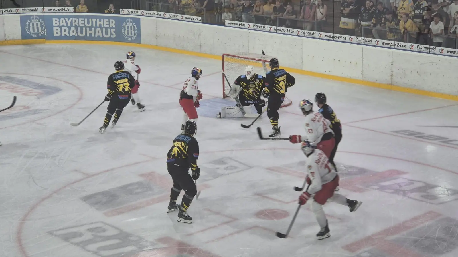 Im ersten Testspiel auf eigenem Eis empfingen die onesto Tigers die Red Bull Hockey Juniors aus Salzburg. (Foto: Denise Preiss)