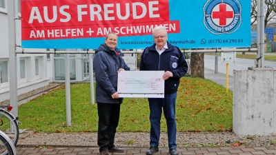 Im Namen der Funke Kunststoffe GmbH aus Hamm-Uentrop (NRW) überreichte Heiko Hendlich (l.) eine Spende in Höhe von 250 Euro an den Vorsitzenden der Kreiswasserwacht Bayreuth Hans Joachim Seibel (r.).  (Foto: Tobias Schif / BRK-Bayreuth )