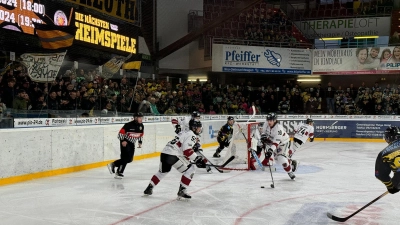 Zeitweise wild ging es bei der Partie der onesto Tigers gegen die Passau Black Hawks heute Abend im „Tigerkäfig” zu.  (Foto: sd)