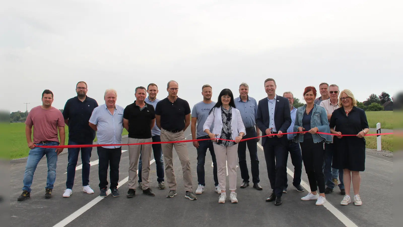 Landrat Florian Wiedemann, Sybille Pichl, Bürgermeisterin der Gemeinde Eckersdorf und Simone Kirschner, Bürgermeisterin der Gemeinde Heinersreuth, sowie weitere Beteiligte der Deckensanierung auf der BT 14 geben den Verkehr offiziell frei.  (Foto: red )