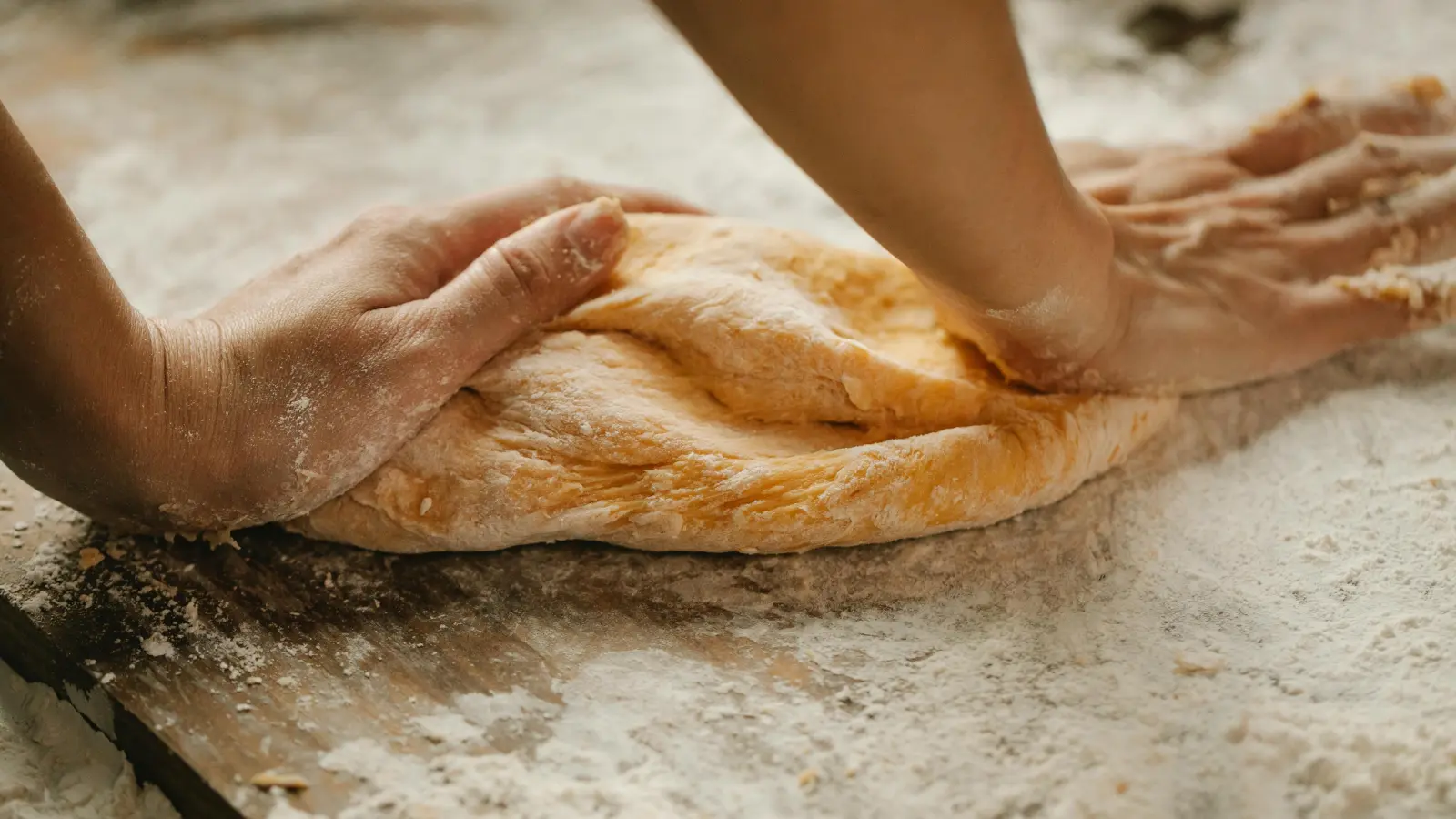 Bei diesem Backtag backen die Teilnehmer im historischen Holzbackofen leckeres Brot und Flammkuchen.  (Foto: red )