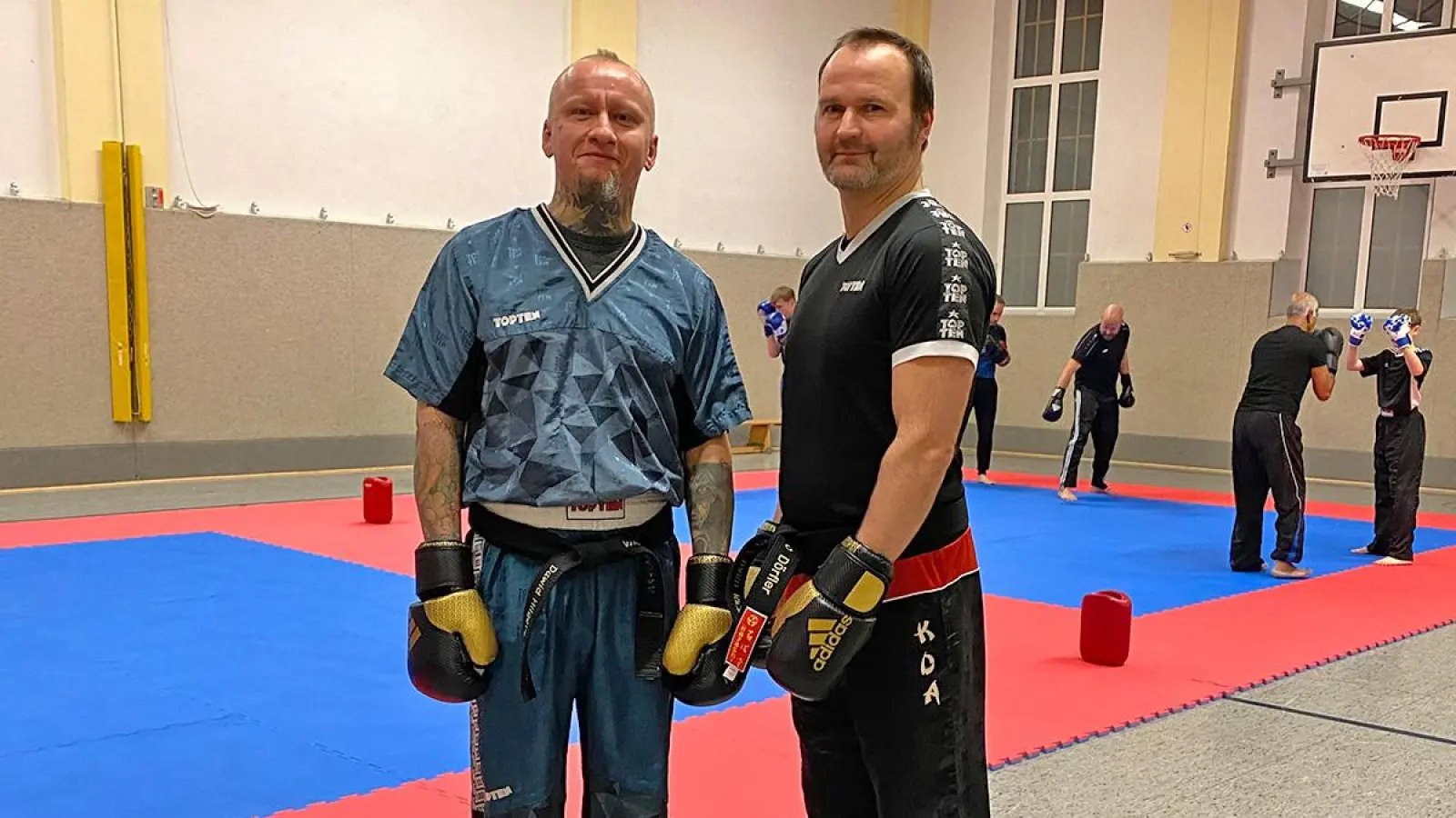 Dawid Hilgers-Lehner (links) und Marco Dörfler (rechts) beim Training in der Stadtbad-Turnhalle: Die Bayreuther Kickboxer holen die Bavarian Open nach Bindlach. (Foto: Lenkeit)