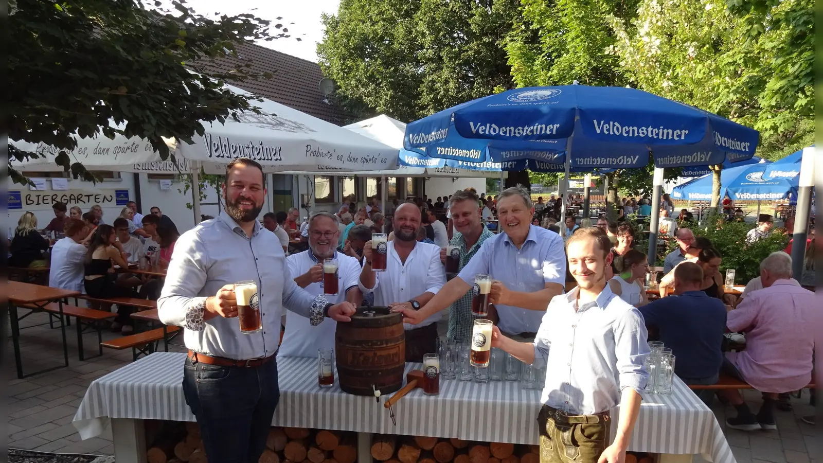 Bieranstich im Steiggarten mit (v.l.) Bürgermeister Christian Brunner, Altbürgermeister Gerald Kolb, Steig-Wirt Holger Dünkel, Florian Küffner, Altlandrat Hermann Hübner und Tom Dünkel. (Foto: W. Munzert )