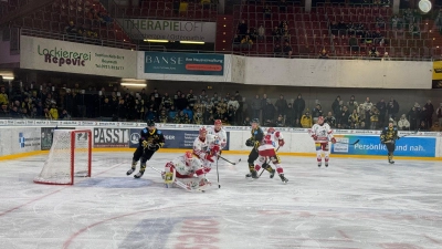 Eng umkämpft war die Partie zwischen den onesto Tigers und dem Deggendorfer SC. (Foto: sd)