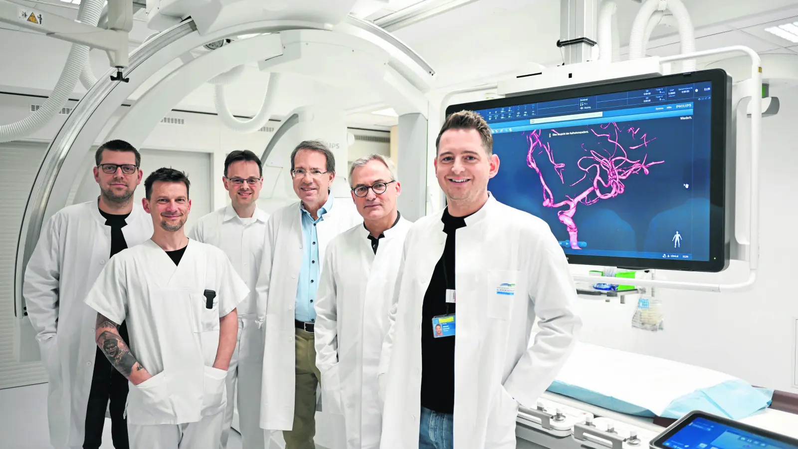 Time is brain: Das Spezialisten-Team um Prof. Dr. med. Arnd Dörfler (2. v. r.), Leiter der diagnostischen und interventio­nellen Neuroradiologie, und Prof. Dr. Patrick Oschmann (3. v. r.), Direktor der Klinik für Neurologie, ist im Falle eines Schlaganfalls rund um die Uhr einsatzbereit.  (Foto: Klinikum Bayreuth GmbH )