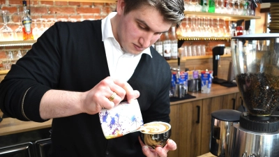 Francesco Bozzato zaubert wahre Kunstwerke auf den Cappuccino. (Foto: uf)