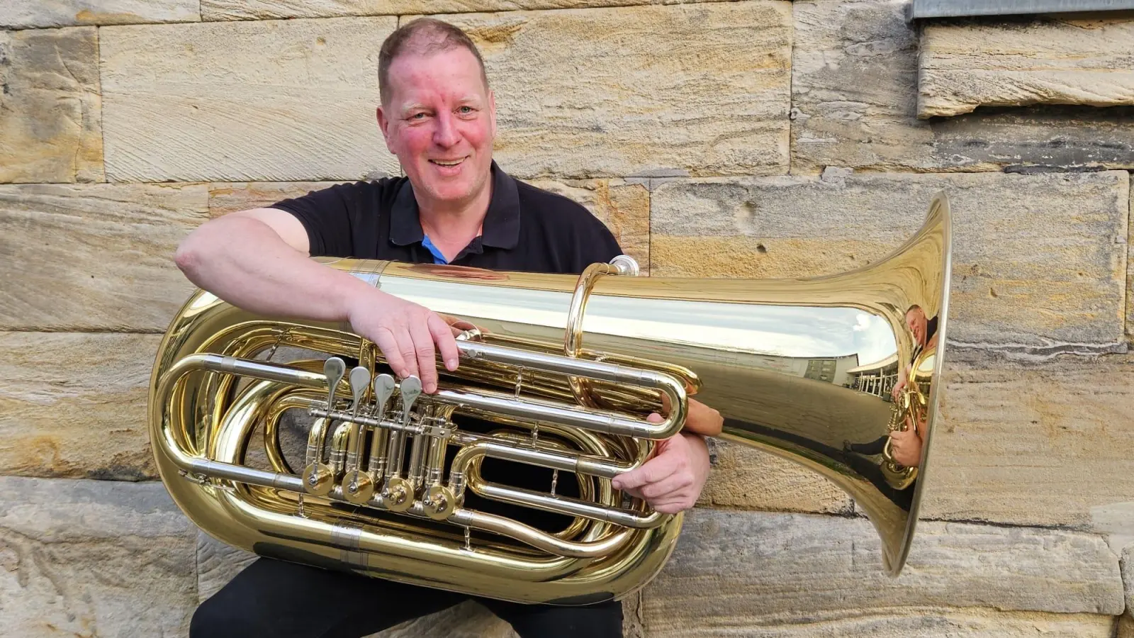 Ziemlich beste Freunde: Marcus Seyferth aus Heinersreuth und sein beträchtliches Instrument. (Foto: Horst Mayer)