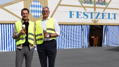 Weißbier und gelbe Westen: Brauerei-Chef Jeff Maisel und Marc Goebel, Geschäftsführer Braubetrieb drei Tage vor dem Start des Weissbierfests (Foto: Lenkeit)
