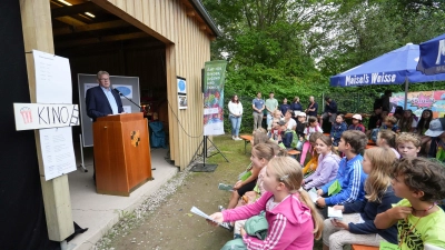 Oberbürgermeister Thomas Ebersberger hat am Montag die Kinderspielstadt „Mini-Bayreuth“ eröffnet. Auf dem Jugendzeltplatz in der Frankengutstraße 13 können Mädchen und Jungen bis kommenden Freitag jeweils von 9 bis 16 Uhr einen ereignisreichen Ferientag erleben. (Foto: Stadt Bayreuth )