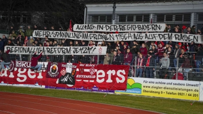 Ihren Unmut über den aktuellen Einfluss der Sport- und ordentlichen Gerichtsbarkeit auf das Tabellenbild der Regionalliga Bayern zeigten die Fans von Kickers Würzburg vergangenes Wochenende beim Gastspiel in Bayreuth und forderten gleichzeitig eine grundlegende Regionalligareform. (Foto: sd)