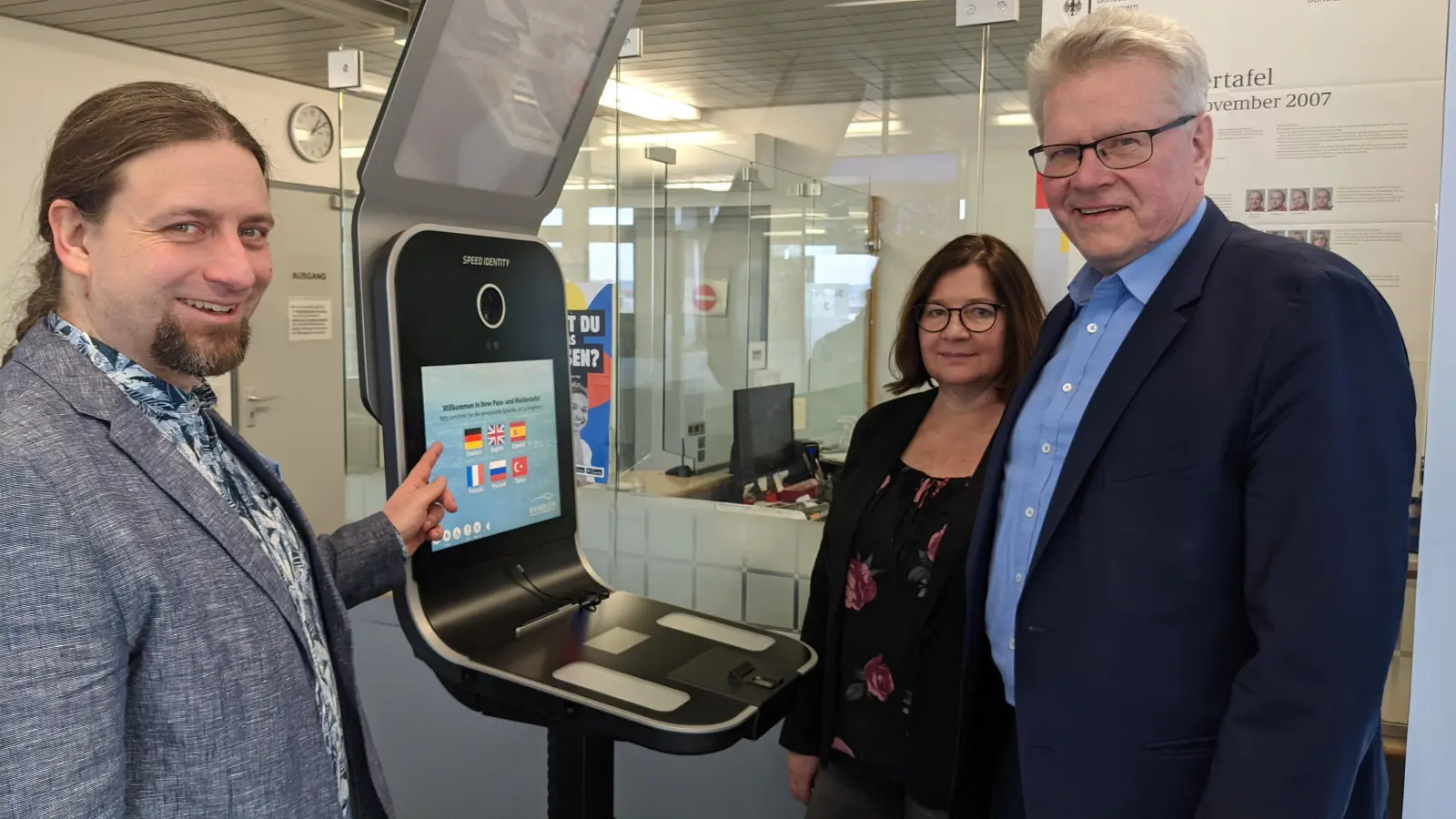 Oberbürgermeister Thomas Ebersberger, Sozialreferentin Manuela Brozat und Dienststellenleiter Benjamin Kaiser probieren den neuen Selbstbedienungsterminal im Einwohner- und Wahlamt der Stadt Bayreuth aus. (Foto: Stadt Bayreuth )