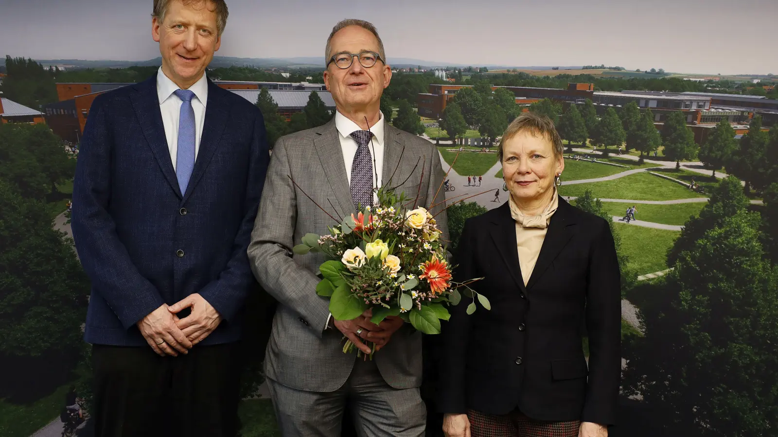 Prof. Dr. Volker Ulm, stv. Vorsitzenden des Senats, Prof. Dr. Stefan Leible, wiedergewählter Präsident, und Prof. Dr.-Ing. habil. Dr. phil. Dr. h.c. Sabine Kunst, Vorsitzende des Hochschulrats der Universität Bayreuth<br> (Foto: UBT/Kolb.)