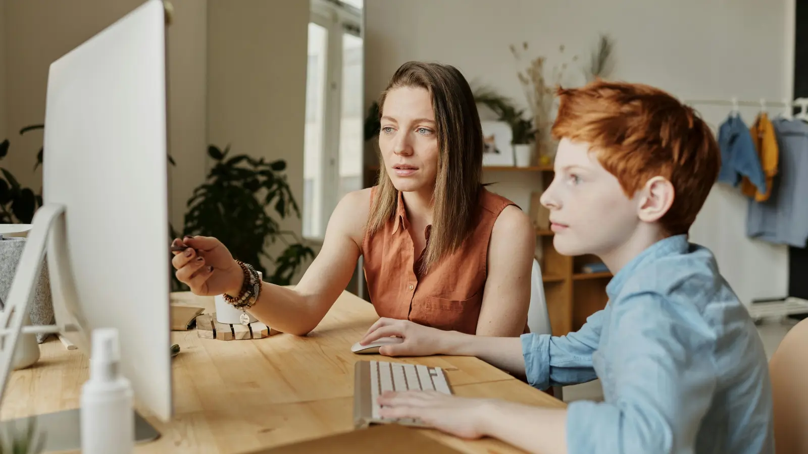 Damit Mütter ihren Kindern zum Beispiel bei den Hausaufgaben besser helfen können, gibt es den Kurs „Mama lernt besser deutsch”.  (Foto: Pexels )