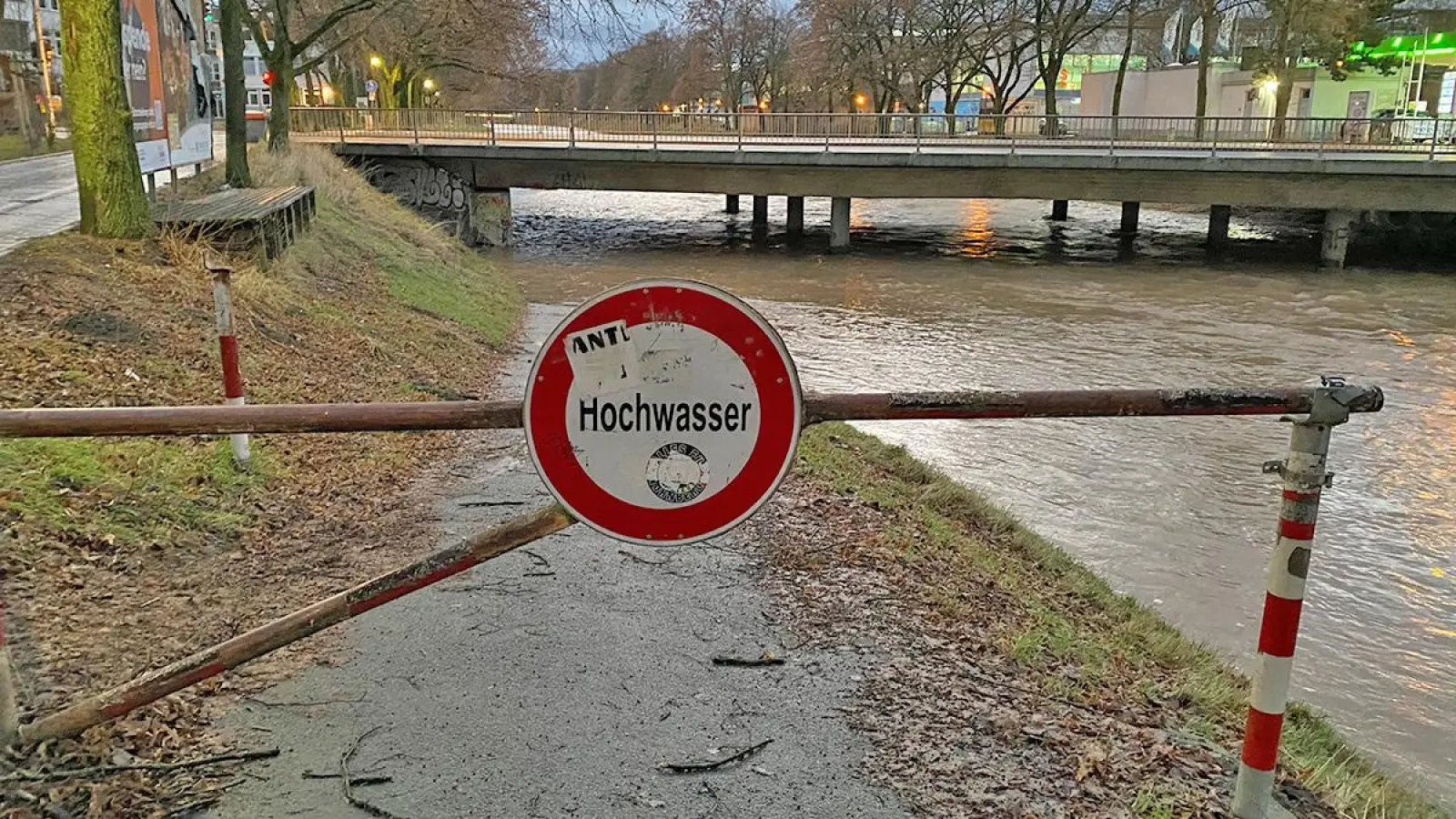 Wegen Hochwasser weiter gesperrt: Der Fuß- und Radweg unter der Albrecht-Dürer-Straße. (Foto: Lenkeit)