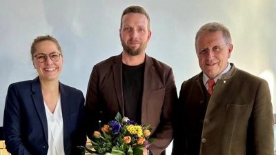 Sebastian Ditschek (Mitte) ist neuer Standortleiter des Bezirkskrankenhauses Bayreuth. Eine große Aufgabe, wie Bezirkstagspräsident Henry Schramm und GeBO-Vorständin Eva Gill mit Verweis auf die laufenden Bauprojekte betonen. Sie hießen Ditschek herzlich willkommen.  (Foto: Florian Bergmann )