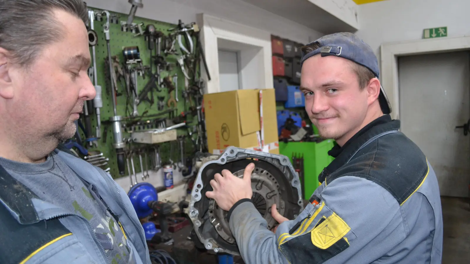 Oleksii Sachek (rechts) und sein Chef Fritz Rass mit der Kupplung, die sie kurz vorher von einem Jeep ausgebaut haben.<br> (Foto: uf)