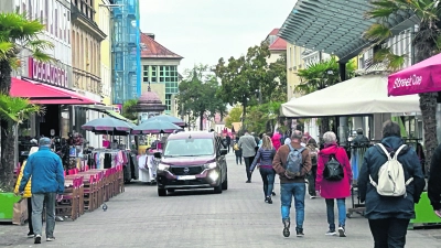 In der Richard-Wagner-Straße, eigentlich Fußgängerzone, kann die Parkfläche P8 tagsüber angefahren werden. (Foto: gmu)