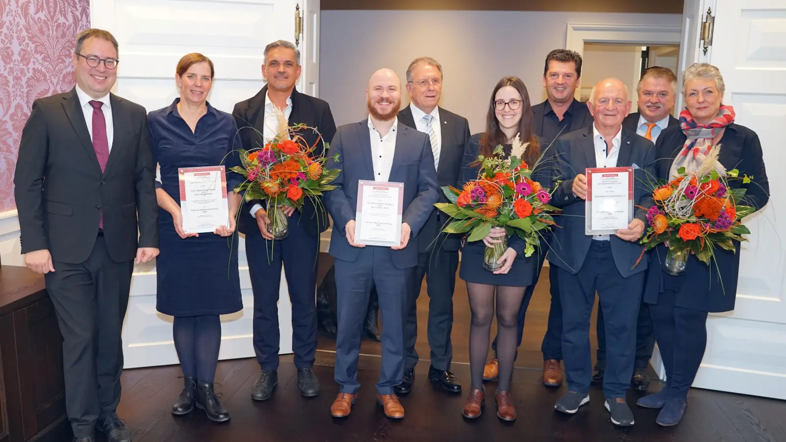 V.l.: Regierungspräsident Florian Luderschmid, Tajana Kaiser-Ruska, Georg Kaiser, Yannic Hönle, Bezirkstagspräsident Henry Schramm, Miriam Martín González, Stefan Frühbeißer, MdL, 1. Vorsitzender Alfons Hrubesch, Bezirkstagsvizepräsident Klaus Peter Söllner, Susanne Werner  (Foto: red )