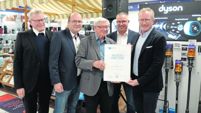 V.l.: OB Thomas Ebersberger mit Uwe, Siegfried und Andreas Baumann sowie IHK-Vizepräsident Jörg Lichtenegger, der eine Dankesurkunde der Kammer überreichte.  (Foto: W. Munzert)