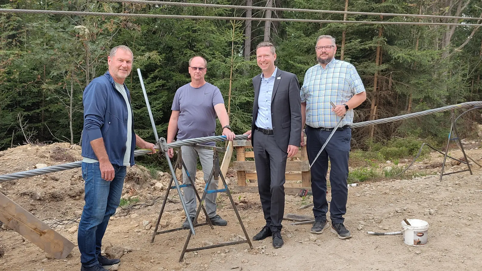 V.l.: Warmensteinacher Bürgermeister Axel Herrmann, den Betriebsleiter der Seilbahnen am Ochsenkopf Andreas Schreyer, Landrat Florian Wiedemann und den Geschäftsführer der Ochsenkopf-Seilbahnen Markus Döhla. (Foto: red )