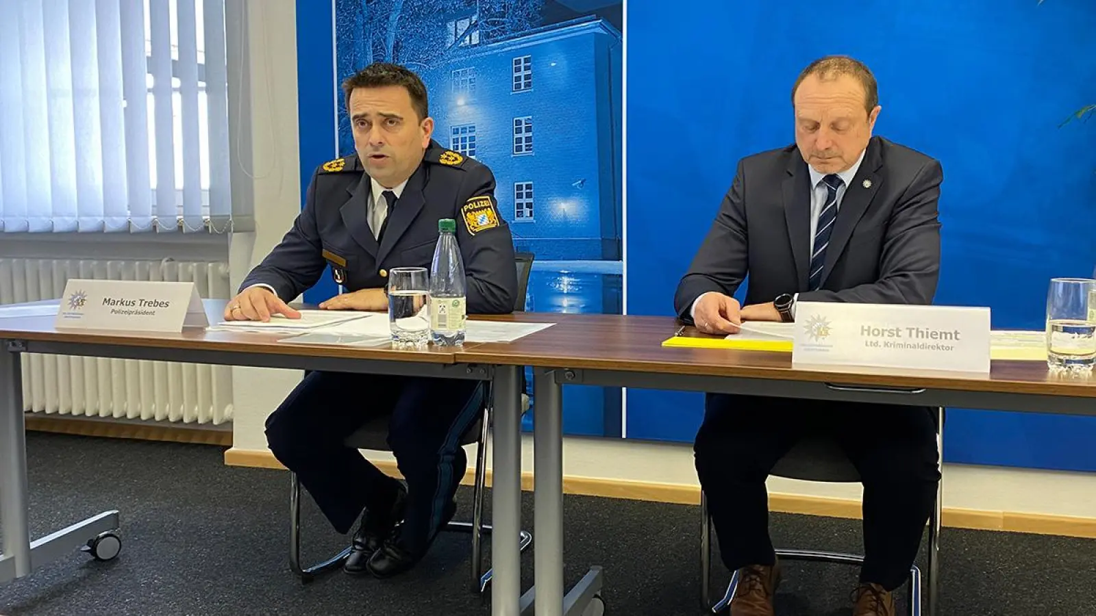 Von links: Polizeipräsident Markus Trebes und Kriminaldirektor Horst Thiemt stellen die Kriminalitätsstatistik für Oberfranken vor. (Foto: Lenkeit)