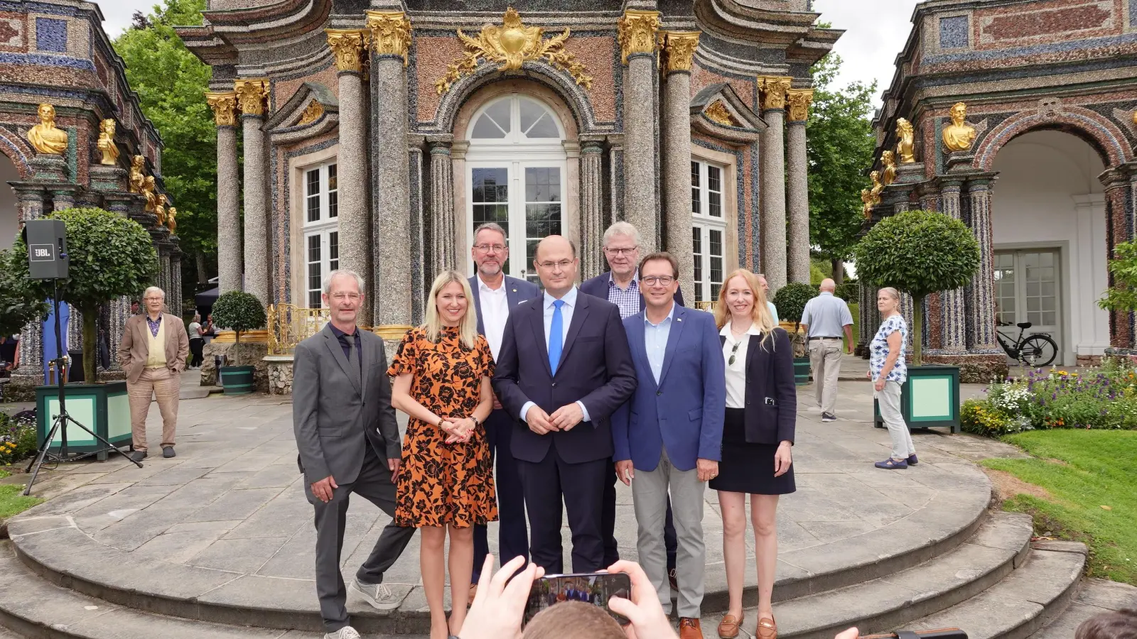 V.l.: Stadtrat Franz-Peter Wild, MdB Silke Launert, Stadt- und Bezirksrat Stefan Specht, Staatsminister Albert Füracker, OB Thomas Ebersberger, MdL Franc Dierl und Fraktionsgeschäftsführerin Stephanie Kollmer.<br> (Foto: WM)