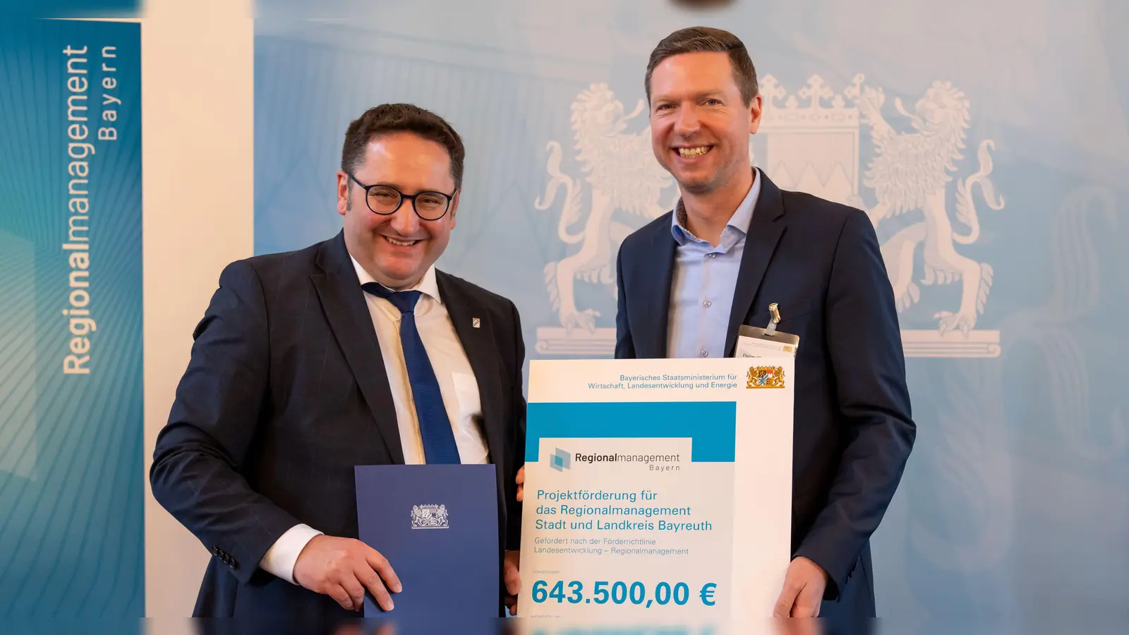 Wirtschaftsstaatssekretär Tobias Gotthardt überreicht Landrat Florian Wiedemann den Förderbescheid. (Foto: Bayerisches Staatsministerium für Wirtschaft, Landesentwicklung und Energie)