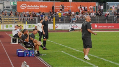 Wie schon am vergangenen Freitag gegen Schweinfurt (Bild) mussten die sportlich Verantwortlichen der Altstadt um Trainer Lukas Kling (rechts) auch in Aschaffenburg eine Niederlage hinnehmen. (Foto: Archiv/sd)