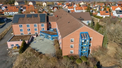 Ein trauriges Bild: Das leerstehende Seniorenheim auf dem Bindlacher Berg. (Foto: sd)