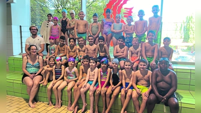 Premiere im SVB-Hallenbad: Mit Hilfe von Vincent Doll kann Rektorin Daniela Dietel (beide links) den Schwimmunterricht für die Schüler der 2. Klassen optimieren, so dass eine realistische Chance besteht, Schwimmen zu lernen. <br> (Foto: jm)