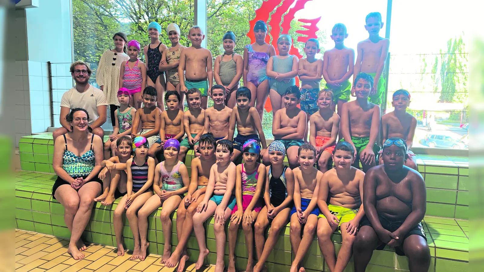 Premiere im SVB-Hallenbad: Mit Hilfe von Vincent Doll kann Rektorin Daniela Dietel (beide links) den Schwimmunterricht für die Schüler der 2. Klassen optimieren, so dass eine realistische Chance besteht, Schwimmen zu lernen. <br> (Foto: jm)