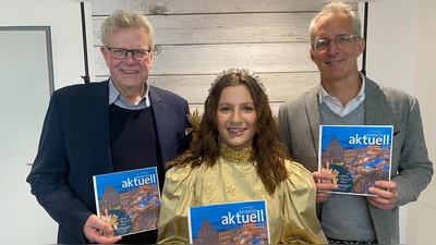 Das Christkind Lena Bär mit OB Thomas Ebersberger (li.) und Dr. Manuel Becher (re.) (Foto: jm)