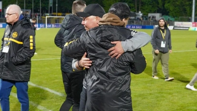 Lukas Kling (schwarze Kappe, grauer Pullover) bleibt auch zur kommenden Saison Trainer der SpVgg Bayreuth. (Foto: Dörfler)